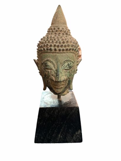Tête en bronze dans le goût Asie du Sud-Est....