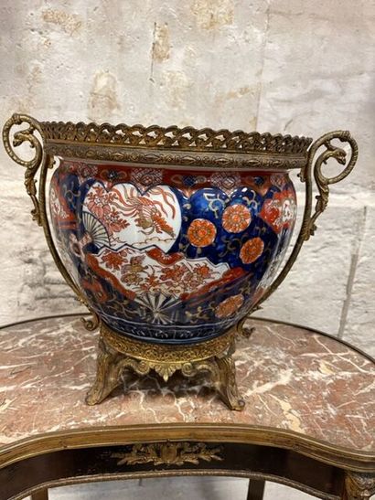 Cache-pot en porcelaine Imari, monté en bronze...