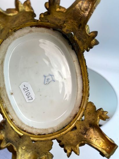 SEVRES Vase balutre en porcelaine à décor...