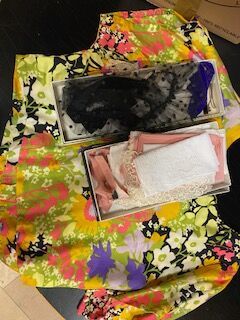 Lot de foulards divers et collants DIOR et...