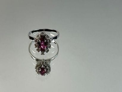 Bague marquise en or blanc sertie d'une pierre...