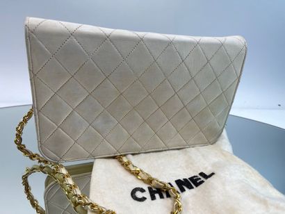 CHANEL- Sac en cuir blanc, logo doré, intérieur...
