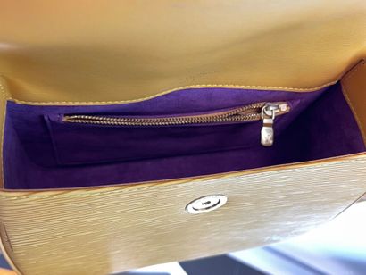 LOUIS VUITTON- Sac en cuir épi jaune, on...