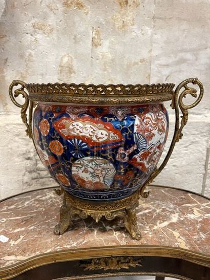 Cache-pot en porcelaine Imari, monté en bronze...
