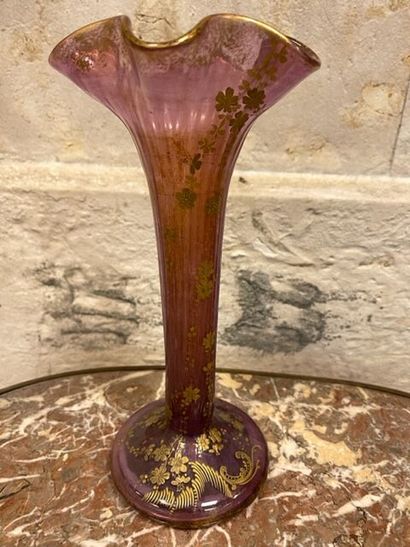 Vase soliflore en verre violine à décor de...