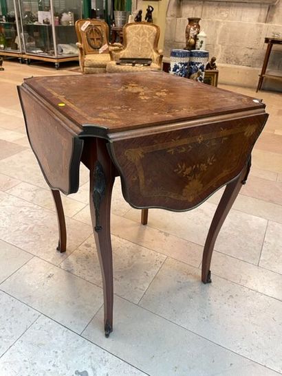 Table d'appoint à 4 volets en bois marqueté....