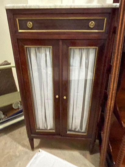 Petit meuble à hauteur d'appui en acajou...