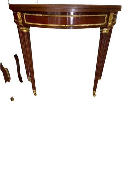 Table à jeux en acajou et placage d'acajou...