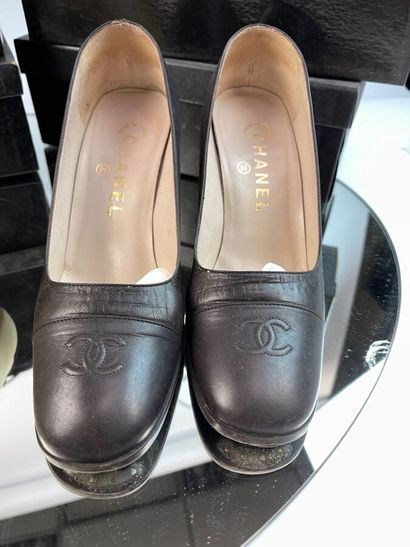 CHANEL- Lot comprenant :

Paire d'escarpins...