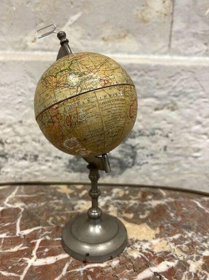 Globe terrestre miniature, signé J.L. and...