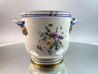 SEVRES- Rafraîchissoir en porcelaine à décor...
