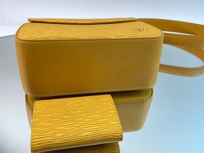 LOUIS VUITTON- Sac en cuir épi jaune, on...
