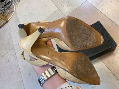 CHANEL- Lot comprenant :

Paire d'escarpins...