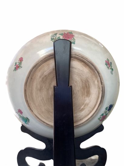 CHINE Grand plat en porcelaine de Chine à...