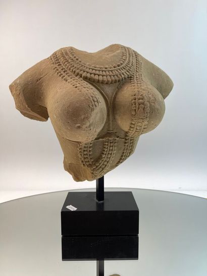 Buste de divinité féminine portant un collier...