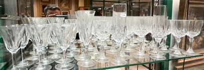 Partie de service de verres en cristal comprenant...