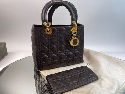 DIOR- Sac Lady Dior en cuir matelassé chocolat,...