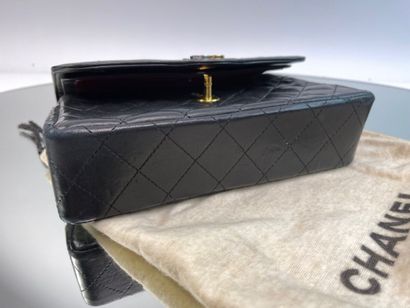 CHANEL- Sac en cuir matelassé noir, intérieur...