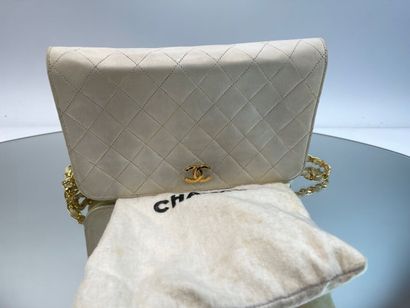 CHANEL- Sac en cuir blanc, logo doré, intérieur...