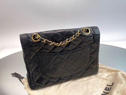 CHANEL- Sac en cuir matelassé noir, intérieur...