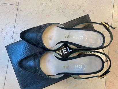 CHANEL- Lot comprenant :

Paire d'escarpins...