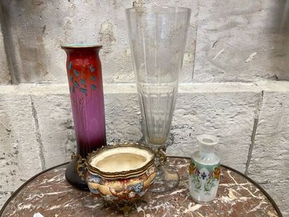 Lot comprenant un vase en verre moulé, soliflore,...