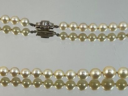 Collier de perles avec fermoir en or blanc...