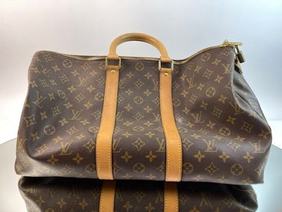 Louis VUITTON- Sac de voyage en toile, monogrammé....