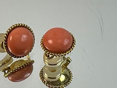 Paire de clips d'oreilles en or jaune sertis...