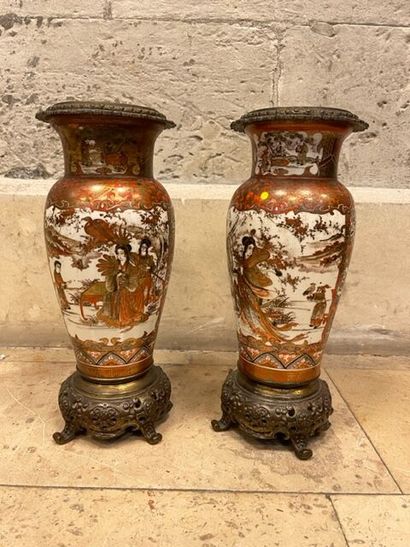 Paire de vases en faïence de Satsuma montés...