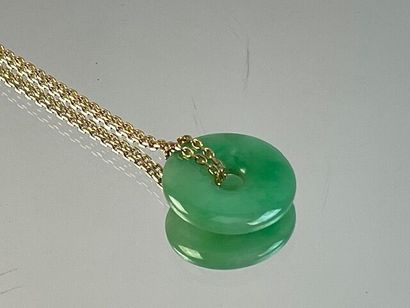 Pendentif en jade et sa chaîne en or jaune....