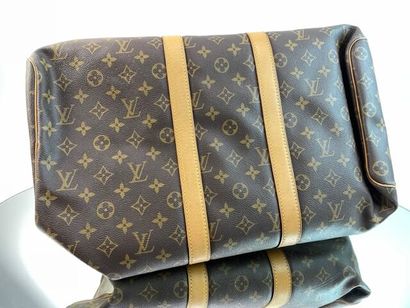 Louis VUITTON- Sac de voyage en toile, monogrammé....