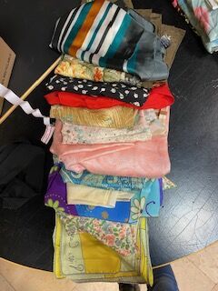 Lot de foulards divers et collants DIOR et...