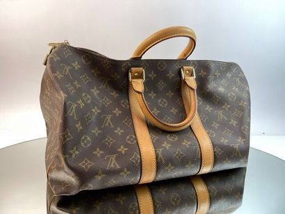 Louis VUITTON- Sac de voyage en toile, monogrammé....