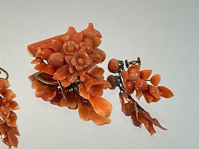 Parure en or jaune et corail comprenant une...
