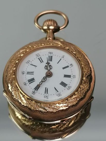 Montre de col en or jaune à décor de feuillages...