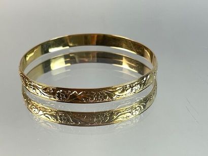 Bracelet rigide en or jaune à décor de rinceaux....