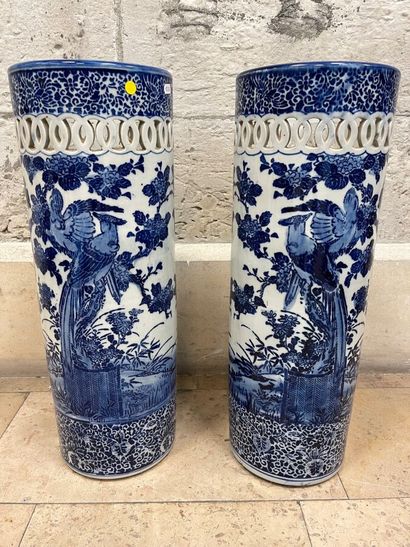 Paire de porte-parapluie en porcelaine bleue...