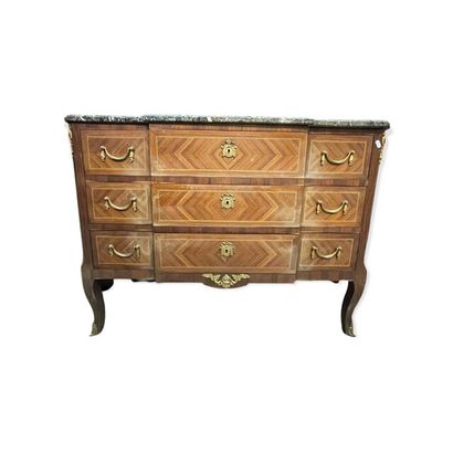 Commode à ressaut en bois de placage à décor...