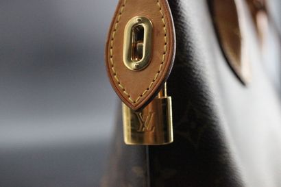 LOUIS VUITTON- Sac à main LOCKIT en toile...