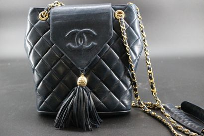 CHANEL- Sac en cuir matelassé bleu fermoir...
