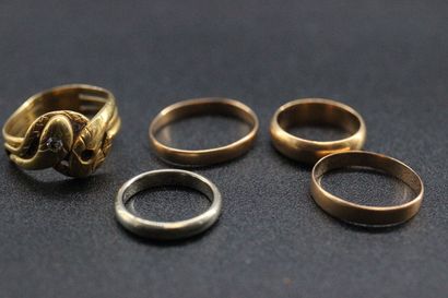 4 alliances et une bague en or jaune formant...