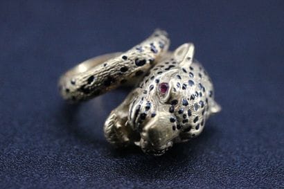 Bague en or jaune formant une tête de guépard,...