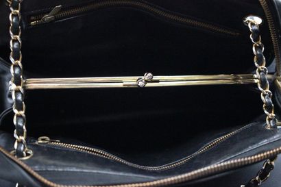 CHANEL- Sac porté épaule en cuir noir matelassé...