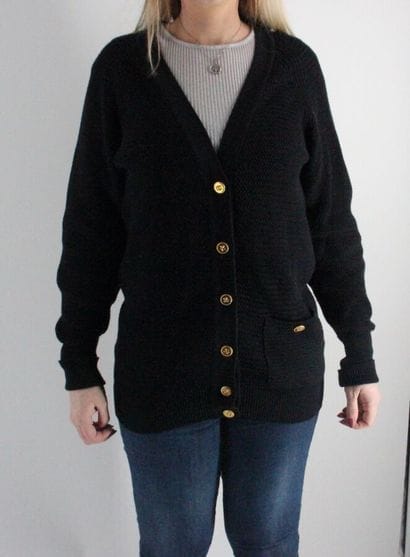 CHANEL- Gilet noir en coton à grosses mailles,...
