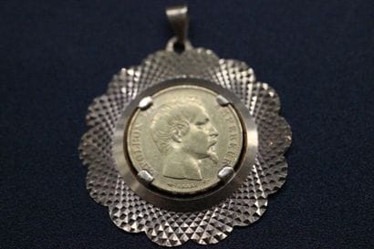 Médaille en or jaune agrémentée d'une pièce...