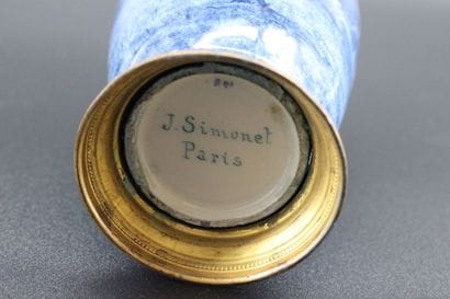 J. SIMONET à Paris, vase en porcelaine à...