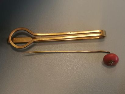 Lot d'une broche et d'une épingle en or jaune....