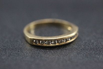 Semi-American wedding band in yellow gold...