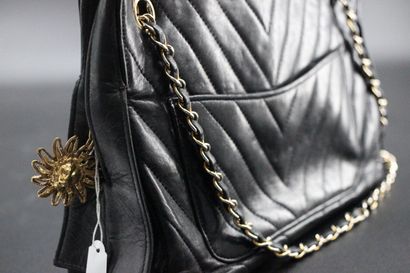 CHANEL- Sac porté épaule en cuir noir matelassé...